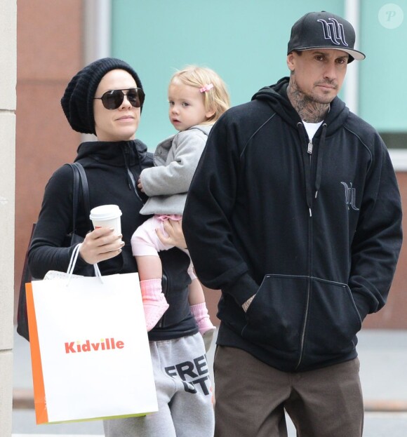 Pink et son mari Carey Hart et leur fille Willow se promènent à New York le 21 mars 2013.