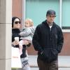 Pink se promène à New York avec son mari Carey Hart et leur fille Willow, le 21 mars 2013.