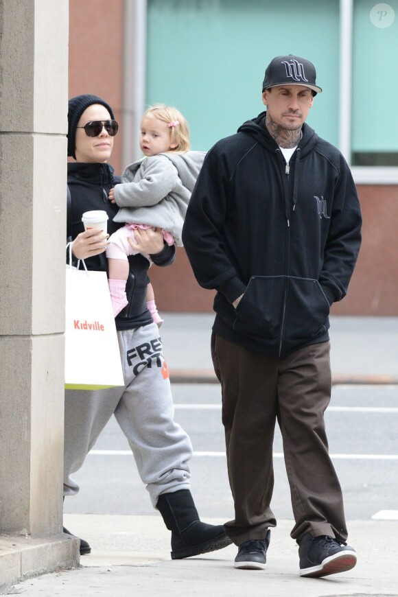Pink se promène à New York avec son mari Carey Hart et leur fille Willow, le 21 mars 2013.