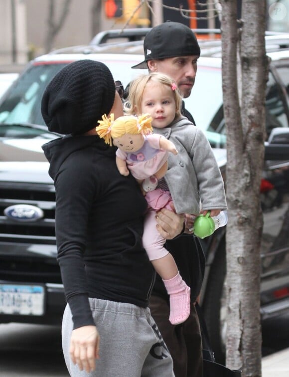 Pink dans les rues de New York avec son mari Carey Hart et leur fille Willow, le 21 mars 2013.