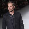Paul Walker sur le podium du défilé Colcci à Sao Paulo, au Bresil, le 21 mars