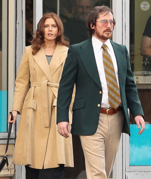 Amy Adams et Christian Bale en costumes années 80 pendant le tournage de "Untitled/Abscam" dans le Massachusetts, le 21 mars 2013.
