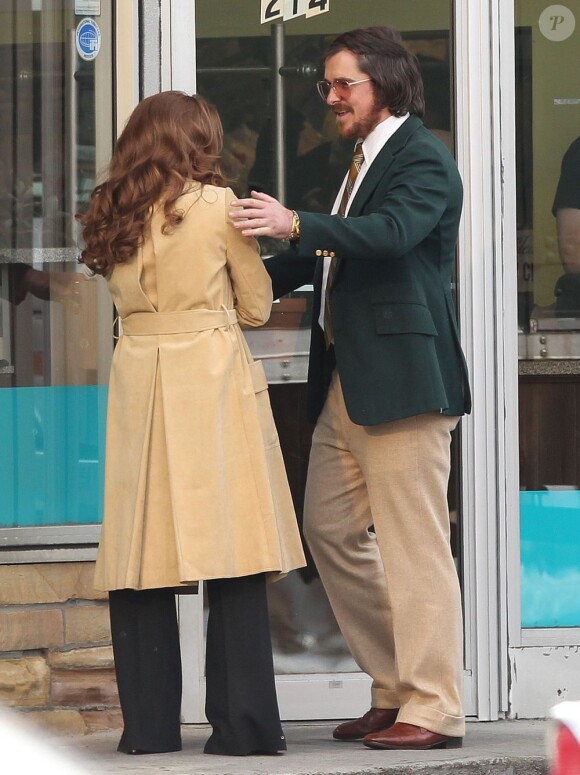 Amy Adams et Christian Bale en action sur le tournage de "Untitled/Abscam" dans le Massachusetts, le 21 mars 2013.