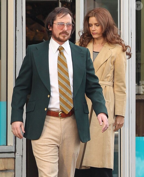 Amy Adams emboîte le pas à Christian Bale sur le tournage du prochain long-métrage de David O. Russell près de Boston, Massachusetts, le 21 mars 2013.