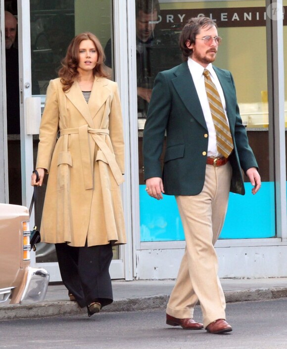Amy Adams et Christian Bale forment un couple de malfrats chics pour le tournage du prochain long-métrage de David O. Russell près de Boston, Massachusetts, le 21 mars 2013.
