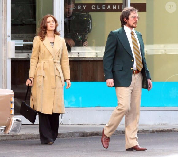 Amy Adams et Christian Bale pendant le tournage du prochain long-métrage de David O. Russell près de Boston, Massachusetts, le 21 mars 2013.