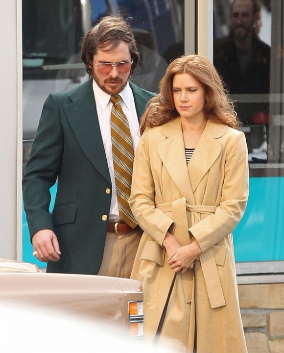 Amy Adams et Christian Bale sur le tournage du prochain long-métrage de David O. Russell près de Boston, Massachusetts, le 21 mars 2013.