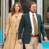 Une ravissante Amy Adams derrière le méconnaissable Christian Bale sur le tournage du prochain long-métrage de David O. Russell près de Boston, Massachusetts, le 21 mars 2013.