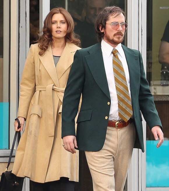 Une ravissante Amy Adams derrière le méconnaissable Christian Bale sur le tournage du prochain long-métrage de David O. Russell près de Boston, Massachusetts, le 21 mars 2013.