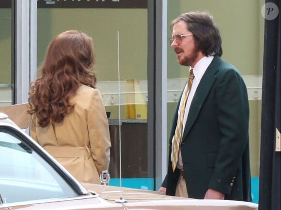 Amy Adams et Christian Bale en action sur le tournage du prochain long-métrage de David O. Russell près de Boston, Massachusetts, le 21 mars 2013.