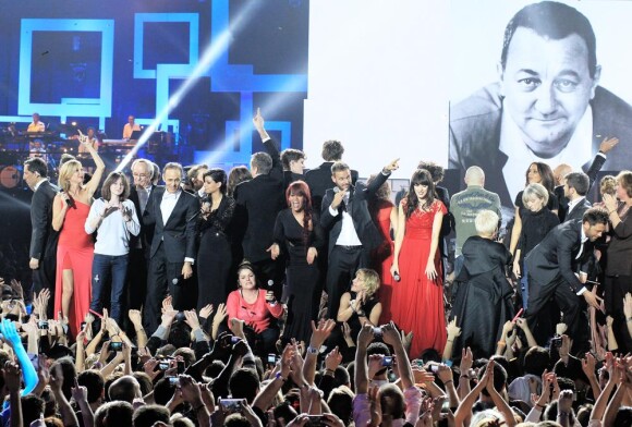 La troupe des Enfoirés sur scène pour le spectacle des Enfoirés 2013 intitulé La boîte à musique, le 15 mars 2013.