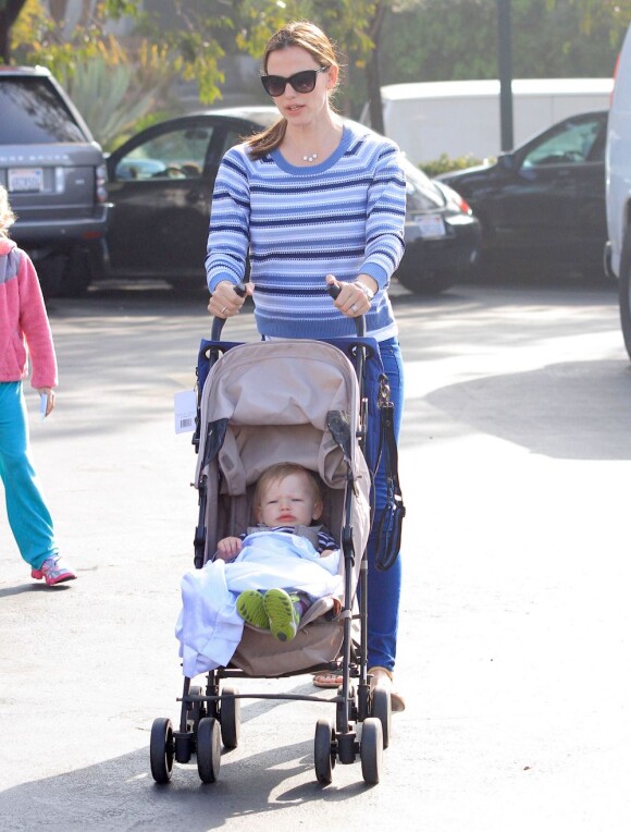 Jennifer Garner et Ben Affleck ont emmené leur petite famille, Violet, Seraphina et Samuel faire du shopping à Brentwood, le 24 mars 2013