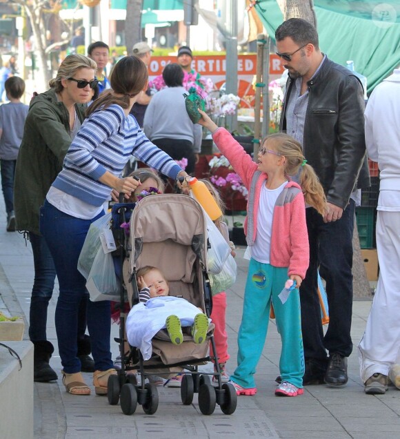 Jennifer Garner et Ben Affleck ont emmené leurs filles Violet, Seraphina et Samuel faire du shopping à Brentwood, le 24 mars 2013
