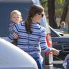 Jennifer Garner et Ben Affleck ont emmené Violet, Seraphina et Samuel faire du shopping à Brentwood, le 24 mars 2013 - Jennifer Garner porte Samuel dans les bras