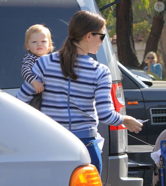 Jennifer Garner et Ben Affleck ont emmené Violet, Seraphina et Samuel faire du shopping à Brentwood, le 24 mars 2013 - Jennifer Garner porte Samuel dans les bras