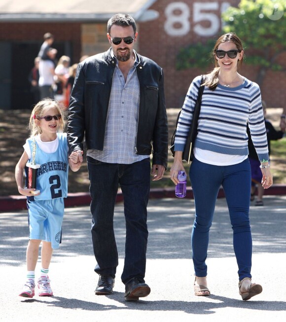 Jennifer Garner, Ben Affleck et leur fille Violet, dans sa tenue de basketteuse dans les rues de Brentwood, à Los Angeles, le 24 mars 2013