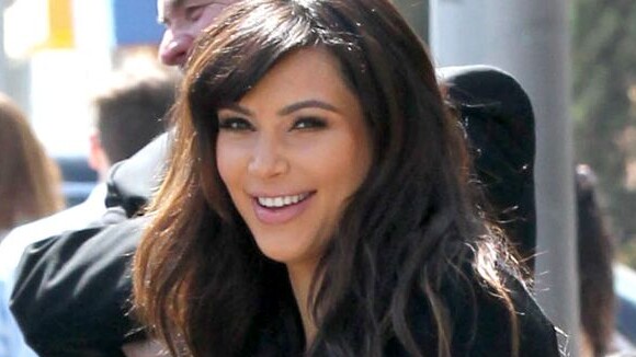 Kim Kardashian : Sourire et ventre rond face à la sensualité de sa soeur Khloé