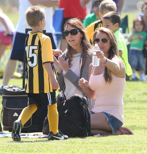 Le clan Spears/Federline au grand complet pour le match de football des garcons de Britney à Woodland Hills, le 17 mars 2013.