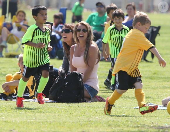 Britney Spears assiste à un match de football de ses fils, Sean Preston et Jayden James, à Woodland Hills, le 17 mars 2013.