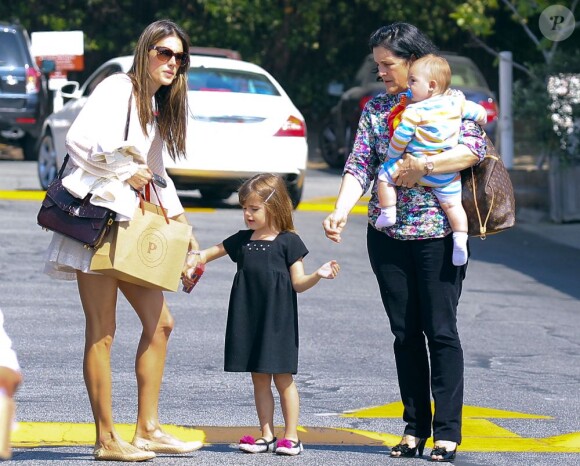 Alessandra Ambrosio et ses enfants Noah et Anja font du shopping à Brentwood, le 24 mars 2013.