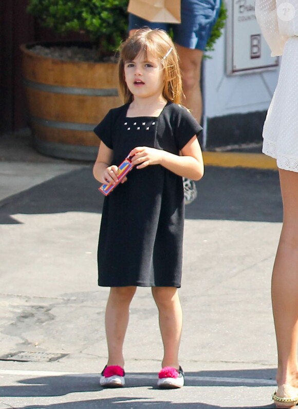 Anja dans une robe noire accompagne sa maman faire du shopping à Brentwood, le 24 mars 2013.