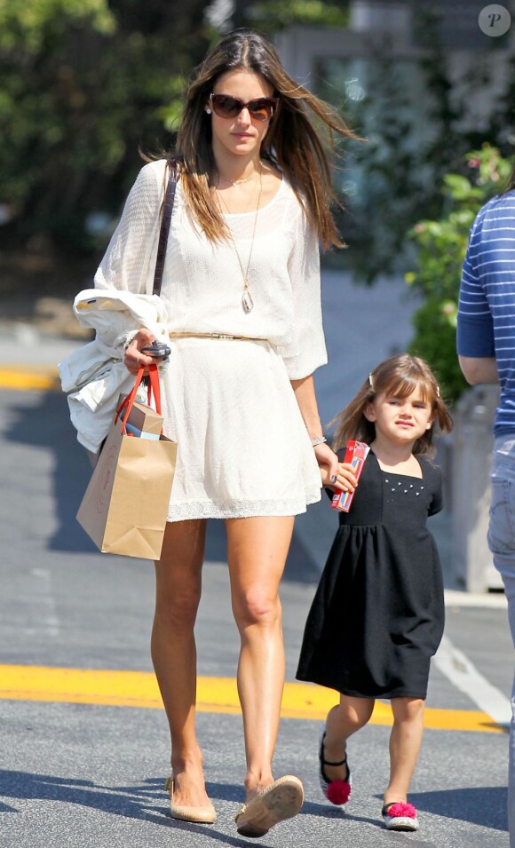 Belle journée pour Alessandra Ambrosio et ses enfants Noah et Anja qui font du shopping à Brentwood, le 24 mars 2013.