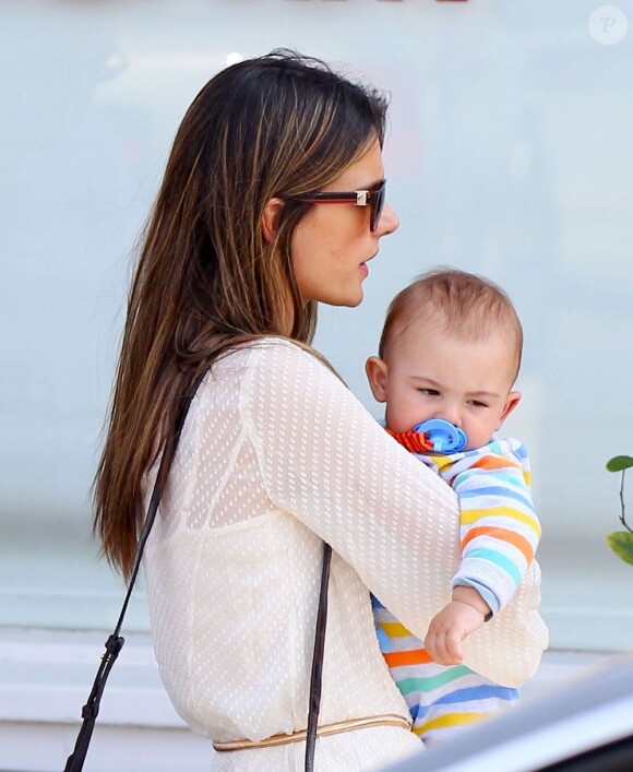 Alessandra Ambrosio et son fils Noah lors d"une virée shopping à Brentwood, le 24 mars 2013.