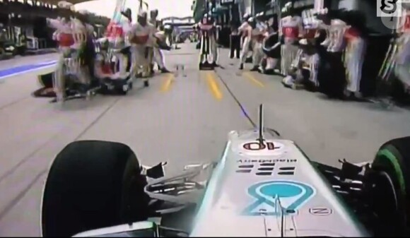 La grosse boulette de son amoureux Lewis Hamilton lors du Grand-Prix de Malaisie le 24 mars 2013.