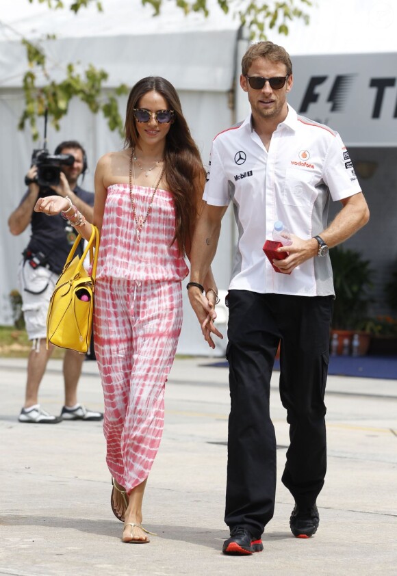 Jenson Button et sa petite amie Jessica Michibata avant le Grand-Prix de Malaisie à Kuala Lumpur le 24 mars 2013.