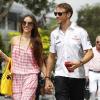 Jenson Button et sa petite amie Jessica Michibata avant le Grand-Prix de Malaisie à Kuala Lumpur le 24 mars 2013.