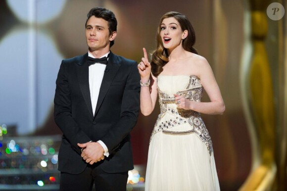James Franco et Anne Hathaway pendant les Oscars 2011 au Kodak Theatre à Hollywood, le 27 février 2011.