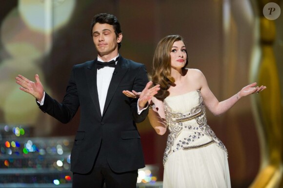 James Franco fait le show avec Anne Hathaway pendant les Oscars 2011 au Kodak Theatre à Hollywood, le 27 février 2011.