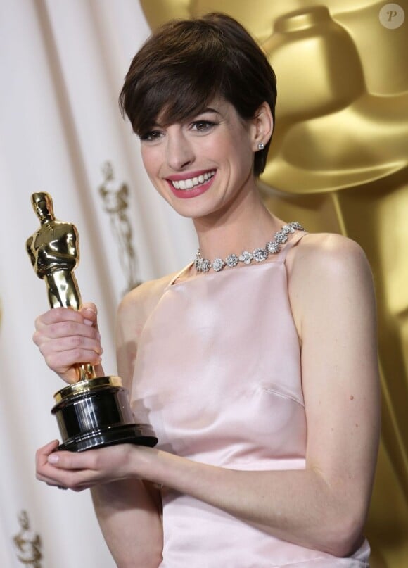 Anne Hathaway ocarisée lors de 85e cérémonie des Oscars à Hollywood le 24 février 2013.