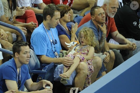 Brian Lynch le mari de Kim Clijsters et leur fille Jada, lors d'un match à New York, le 1er septembre 2012.