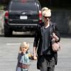 Gwen Stefani récupère son fils Zuma à la sortie de l'école. Los Angeles, le 26 mars 2013.