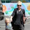 Gwen Stefani récupère son fils Zuma à la sortie de l'école. Los Angeles, le 26 mars 2013.