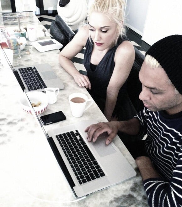Gwen Stefani et Tony Kanal en pleine session écriture et écoute de démos.