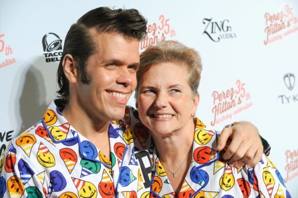 Perez Hilton et sa maman à la pyjama party organisée pour son 35e anniversaire, à Los Angeles, le 23 mars 2013.