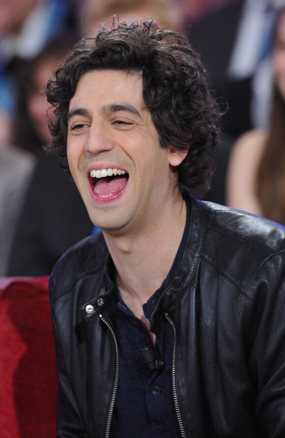 Max Boublil en plein fou rire pendant l'enregistrement de l'émission Vivement Dimanche au Studio Gabriel, Paris, le 27 mars 2013.