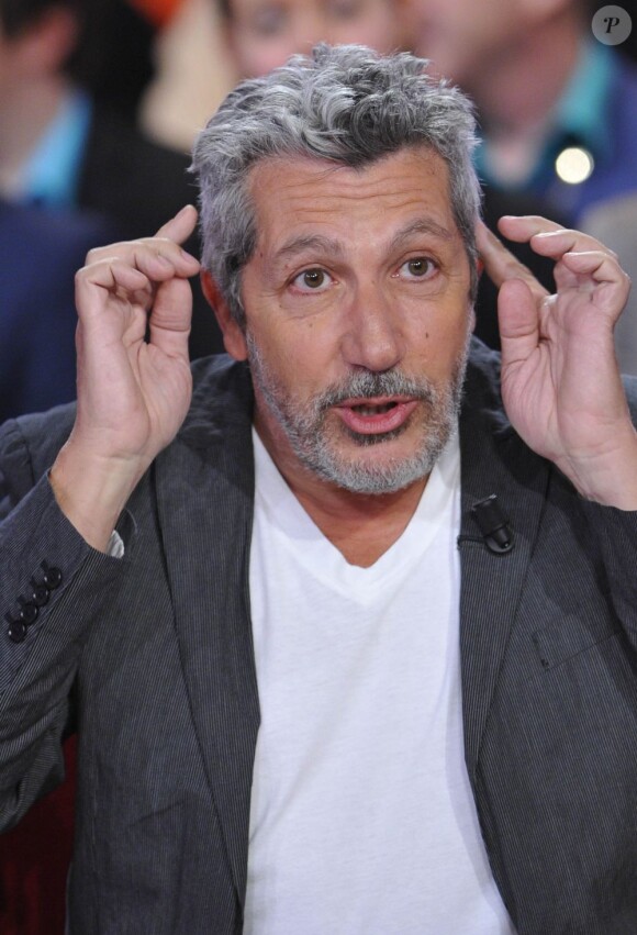 Alain Chabat en pleine démonstration à l'enregistrement de l'émission Vivement Dimanche au Studio Gabriel, Paris, le 27 mars 2013.