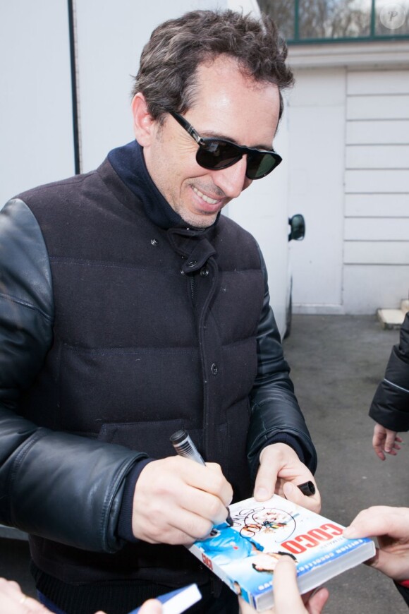 Gad Elmaleh signe des autographes à son arrivée à l'enregistrement de l'émission Vivement Dimanche au Studio Gabriel de Paris, le 27 mars 2013.