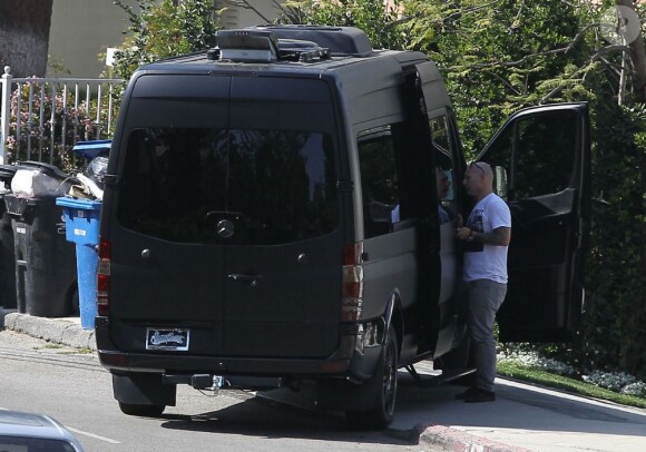Justin Bieber s'est rendu au domicile de Selena Gomez pour reprendre un chien qui lui avait offert, le 27 mars 2013 à Los Angeles.
