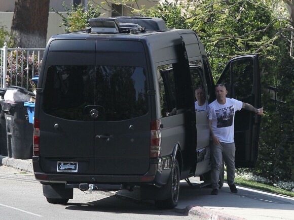 Justin Bieber s'est rendu au domicile de Selena Gomez pour reprendre un chien qui lui avait offert, le 27 mars 2013 à Los Angeles.