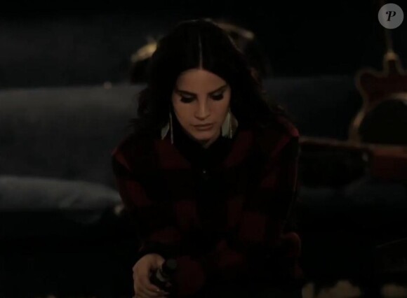 Lana Del Rey chante Chelsea Hotel N°2, reprise de Leonard Cohen dans son nouveau clip dévoilé le 27 mars 2013.