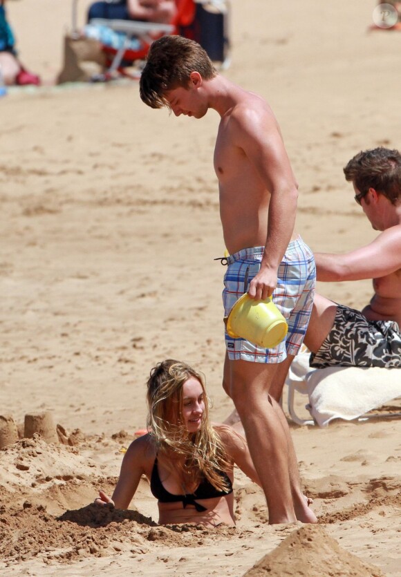 Patrick Schwarzenegger s'amuse dans le sable avec sa petite amie sur une plage d'Hawaï, le 28 mars 2013.