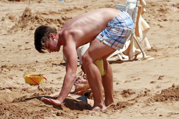 Patrick Schwarzenegger enterre sa petite amie dans le sable sur une plage d'Hawaï le 28 mars 2013.