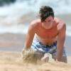 Patrick Schwarzenegger enterre sa petite amie dans le sable sur une plage d'Hawaï, le 28 mars 2013.