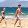 Patrick Schwarzenegger et sa petite amie sur une plage d'Hawaï, le 28 mars 2013.