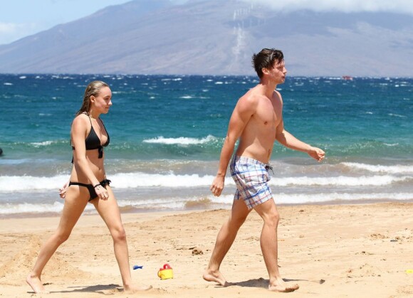 Patrick Schwarzenegger et sa petite amie sur une plage d'Hawaï, le 28 mars 2013.
