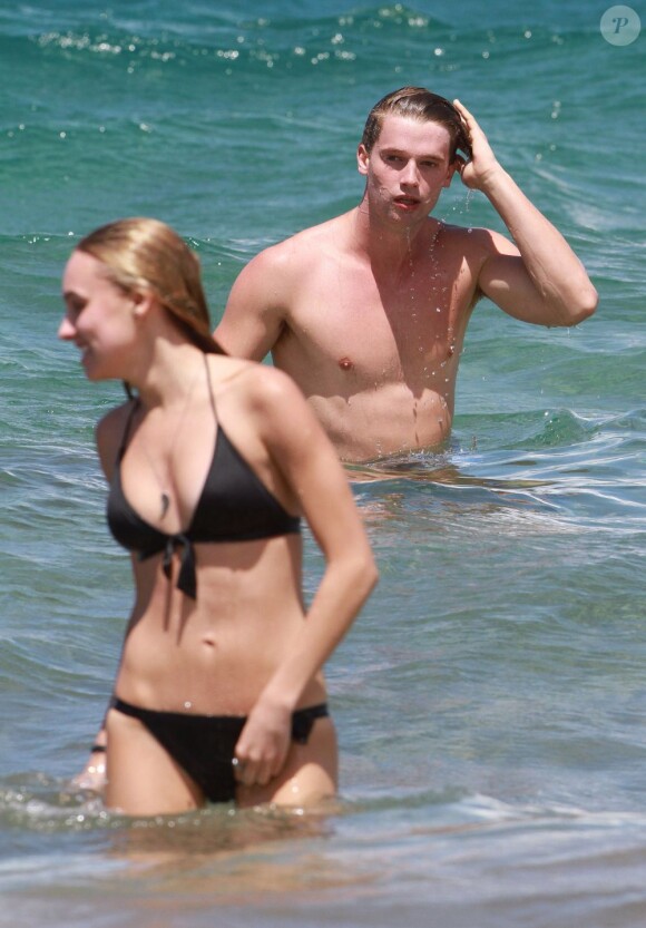 Patrick Schwarzenegger ete sa petite amie sur une plage d'Hawaï, le 28 mars 2013.